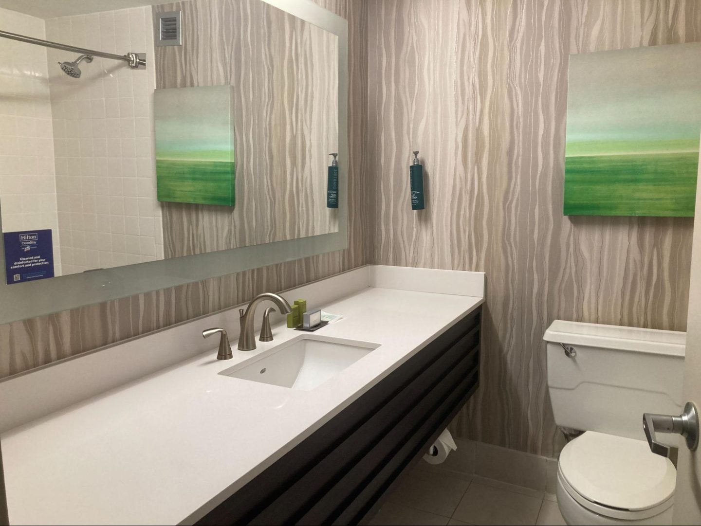 DoubleTree by Hilton at the Entrance to Universal Orlando bathroom