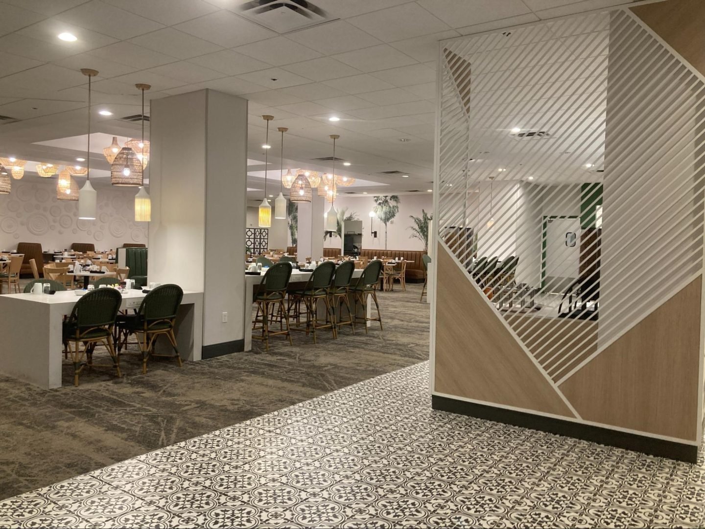 DoubleTree by Hilton at the Entrance to Universal Orlando sunshine cafe free breakfast buffet