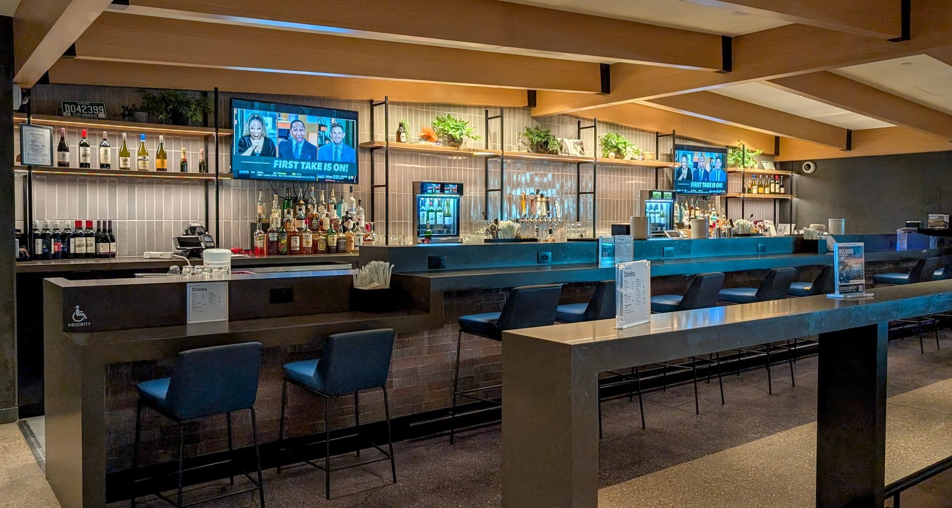 DEN United Lounge Bar (Photo by Caitlin Mims)