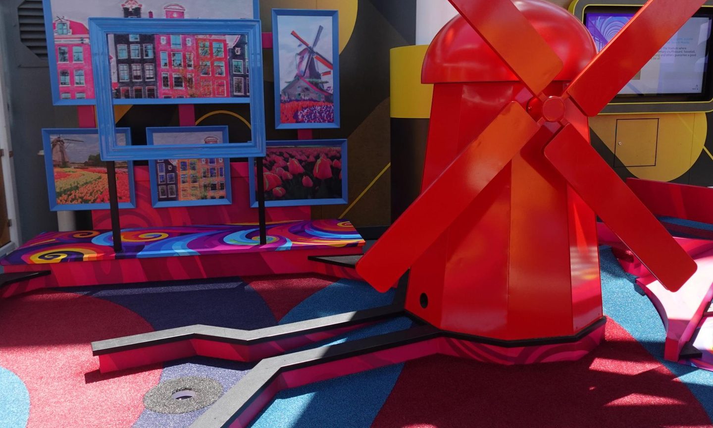 norwegian cruise line NCL Aqua mini golf